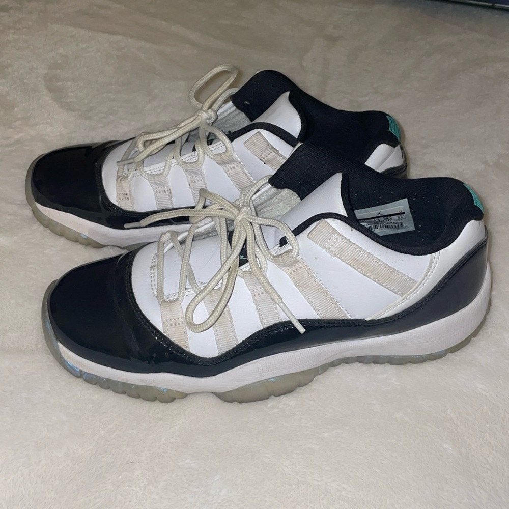 Air Jordan 11 retro low emerald iridescent (special edition)